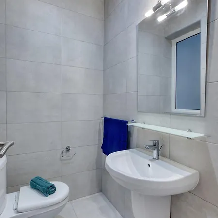 2br Peaceful Balcony View شقة *