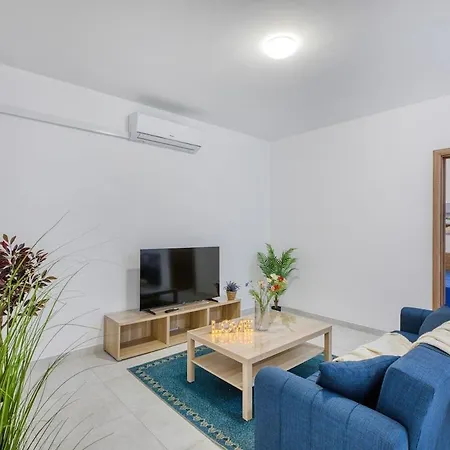2br Peaceful Balcony View شقة