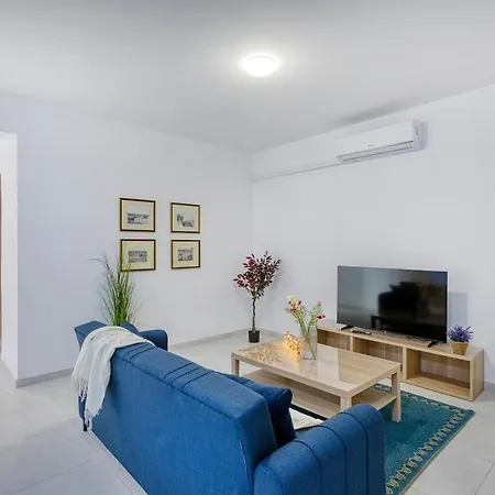 2br Peaceful Balcony View شقة